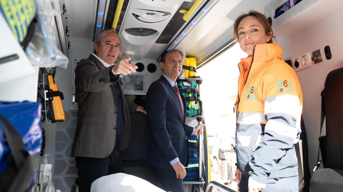 Azcón y Bancalero, subidos a una ambulancia.