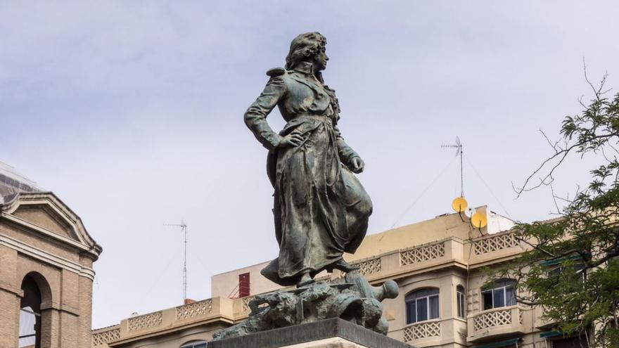 Monumento a Agustina de Aragón y a la heroínas en la plaza del Portillo.
Escultura de Mariano Benlliure.