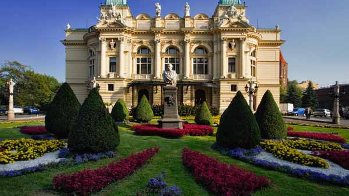 El Teatro Slowacki de Cracovia fue diseñado por Jan Zawiejski e inaugurado en 1893