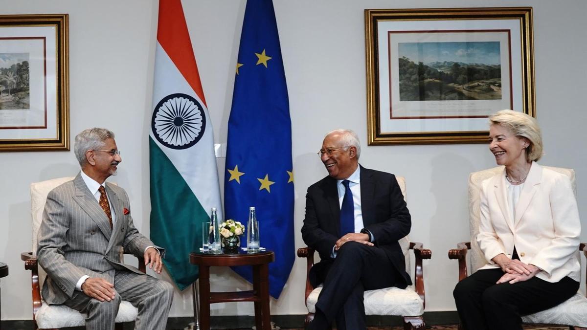 La presidenta de la Comisión Europea, Ursula von der Leyen y el presidente del Consejo Europeo, António Costa, con el ministro de Exteriores indio, S. Jaishankar.