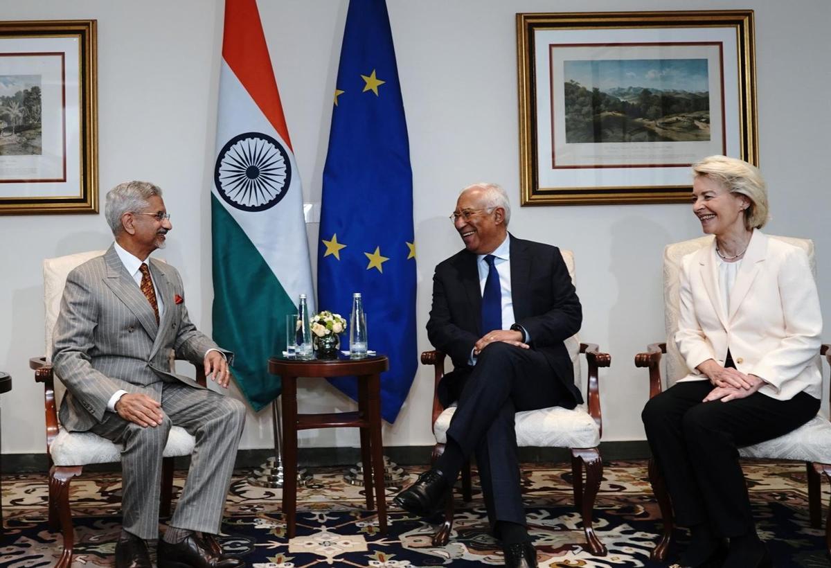 La presidenta de la Comisión Europea, Ursula von der Leyen y el presidente del Consejo Europeo, António Costa, con el ministro de Exteriores indio, S. Jaishankar.
