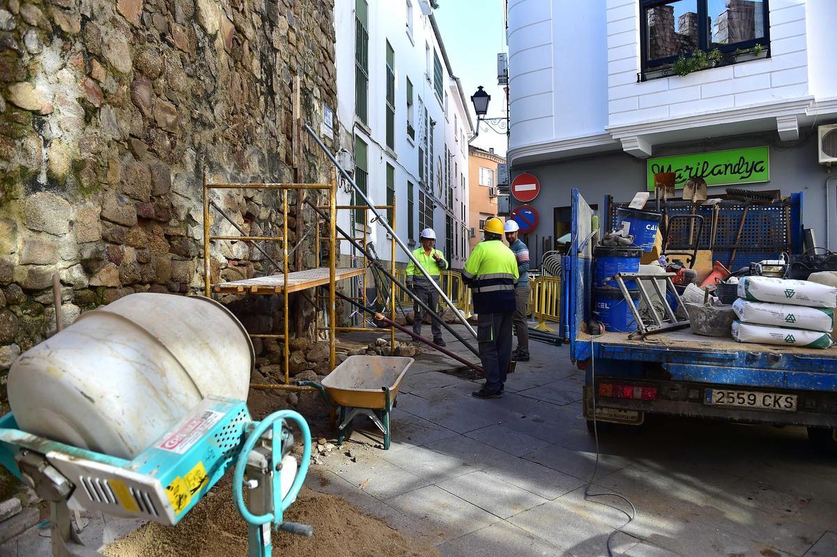 La calle San Pedro seguirá cortada este jueves, mientras se trabaja en el derrumbe.