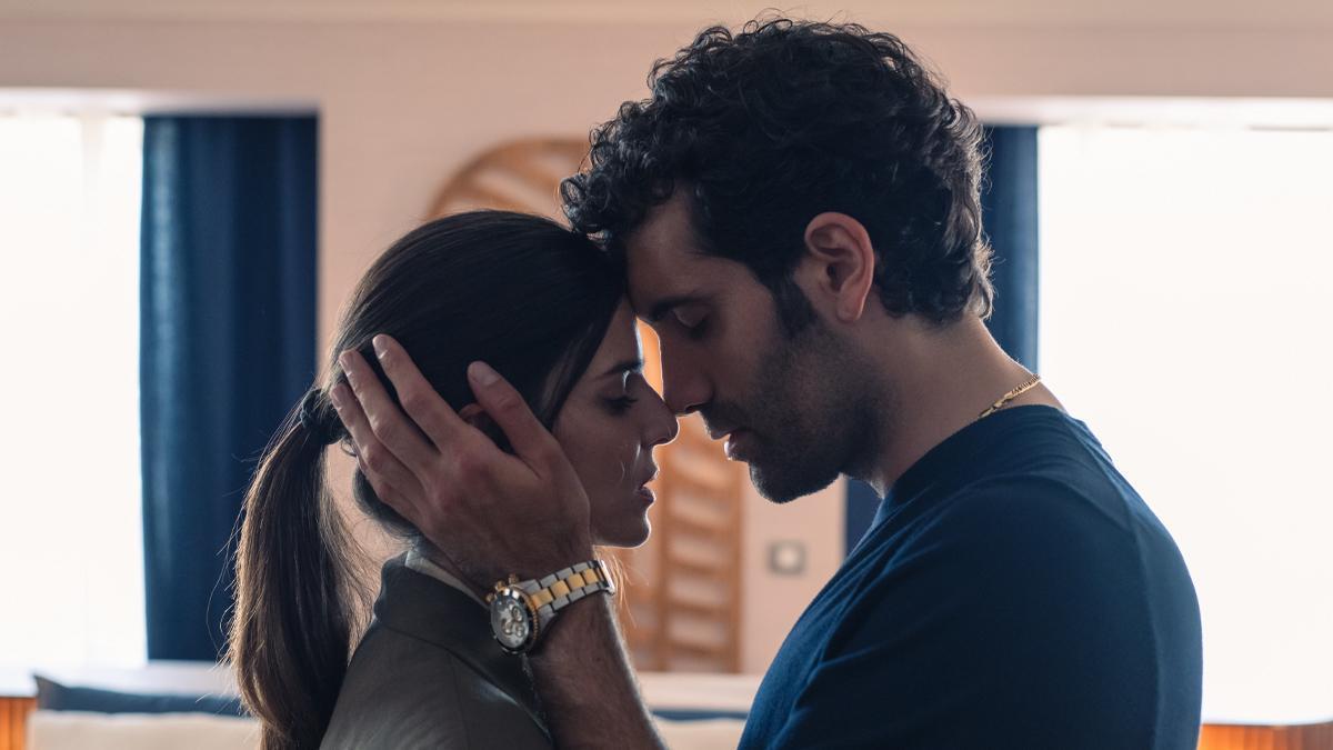 Clara Lago y Tamar Novas en la segunda temporada de 'Narcos'.