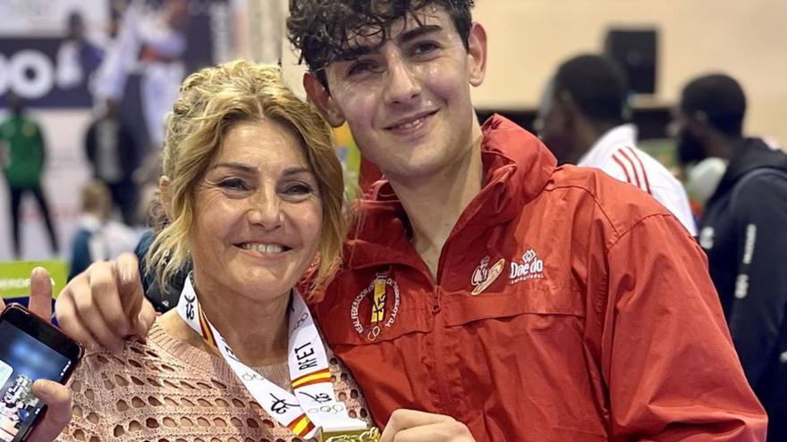 Joan Jorquera, amb l’or i amb la seva mare, Lídia Cala. | EMPORDÀ