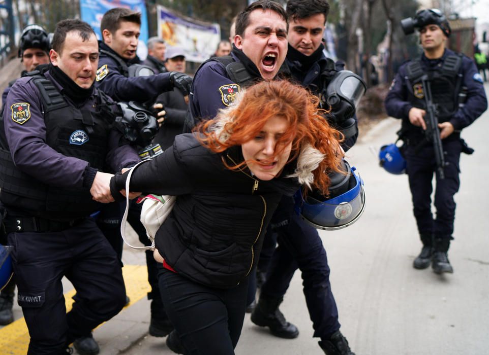 La policía antidisturbios detiene a una manifestante en las protestas universitarias que se han dado en Ankara, en contra del despido de profesores tras el fallido Golpe de Estado.