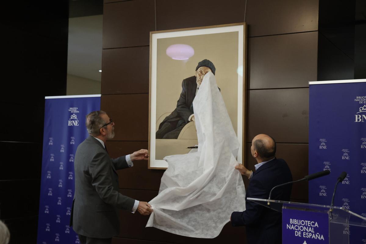 MADRID, 09/07/2026.- El artista Hernán Cortés (i) desvela el retrato que le ha hecho al escritor Álvaro Pombo, Premio Cervantes 2024, en la Biblioteca Nacional, dentro de la Galería de Retratos de los galardonados con ese premio, este jueves. EFE/ Maria Aguilella Pardo