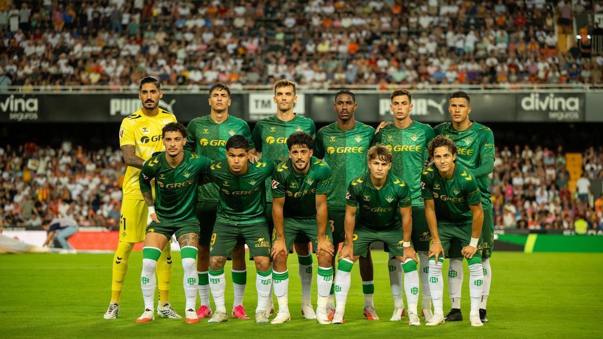 Los jugadores del Betis posan en Mestalla en la previa del partido de la jornada 1 de Liga ante el Valencia CF