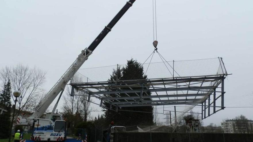 Varios operarios instalando, ayer, la estructura de la carpa de desodorización en la antigua depuradora.