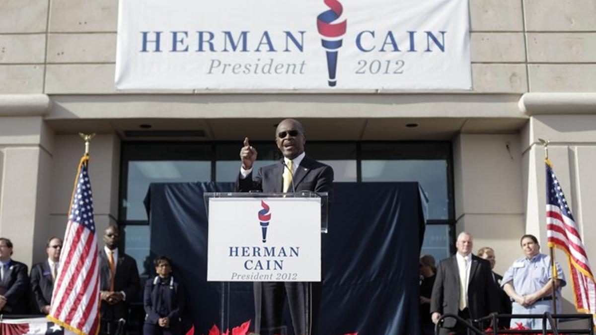 Herman Cain se dirige a sus seguidores delante de su cuartel general en Atlanta.