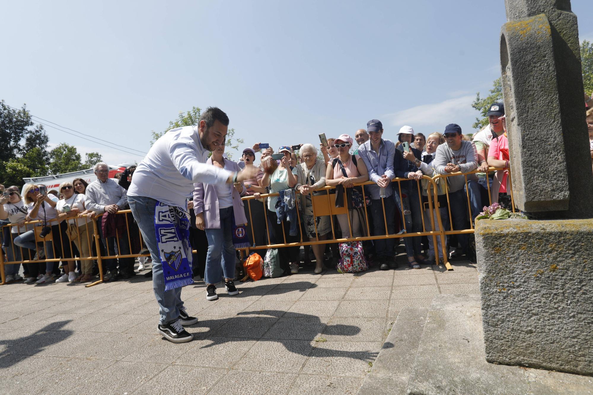 En imágenes: Tradicional rito del beso en la ermita de La Luz de Avilés