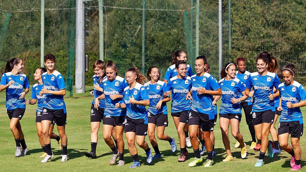 Las jugadoras del Deportivo Abanca, ayer, en la última sesión previa al debut liguero frente al Barcelona B. |  // RCD