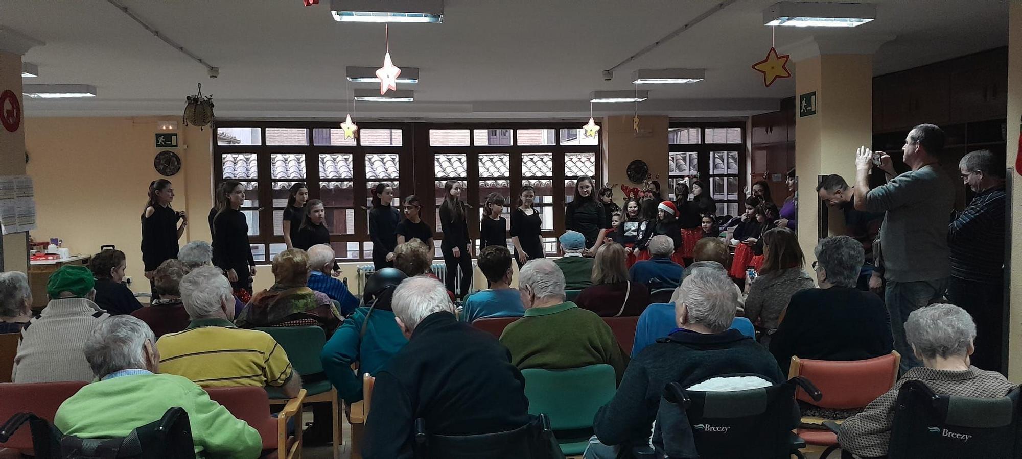 GALERÍA | Baile infantil por Navidad para los "abuelos" de las residencias de Toro