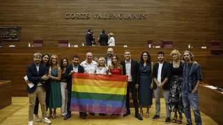 Compromís no da tregua en las Cortes Valencianas y exige que cuelgue la bandera LGTBI