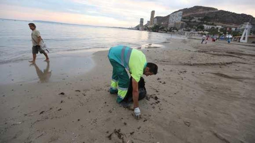 Un operario de limpieza recoge desperdicios a última hora de la tarde del viernes.