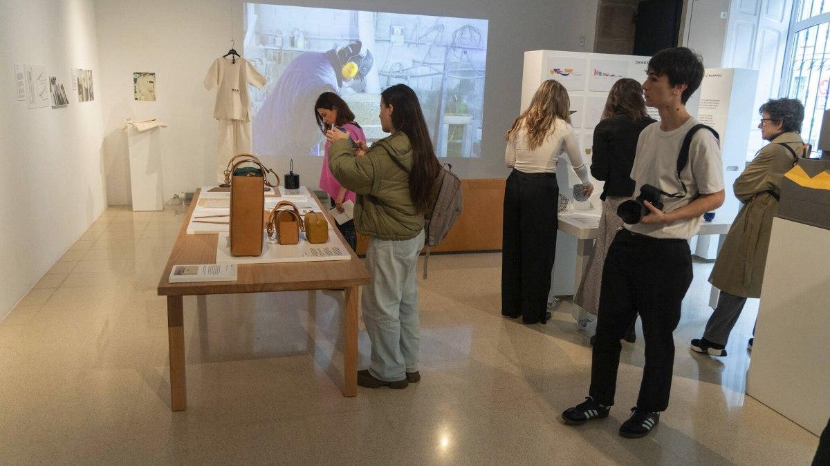 Visitantes de la exposición en Casa Ría.