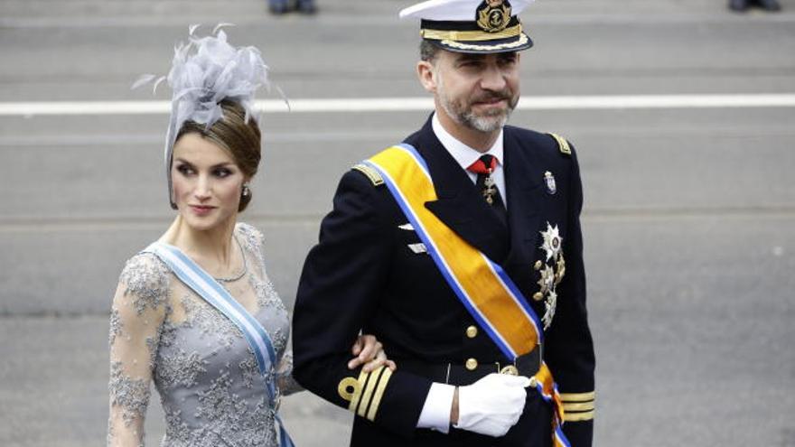 Los Príncipes de Asturias llegan a la ceremonia de entronización.