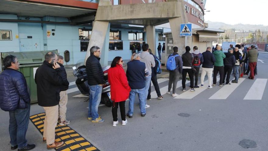 Aficionados hacen cola en Balaídos desde primera hora para adquirir sus entradas. // Alba Villar