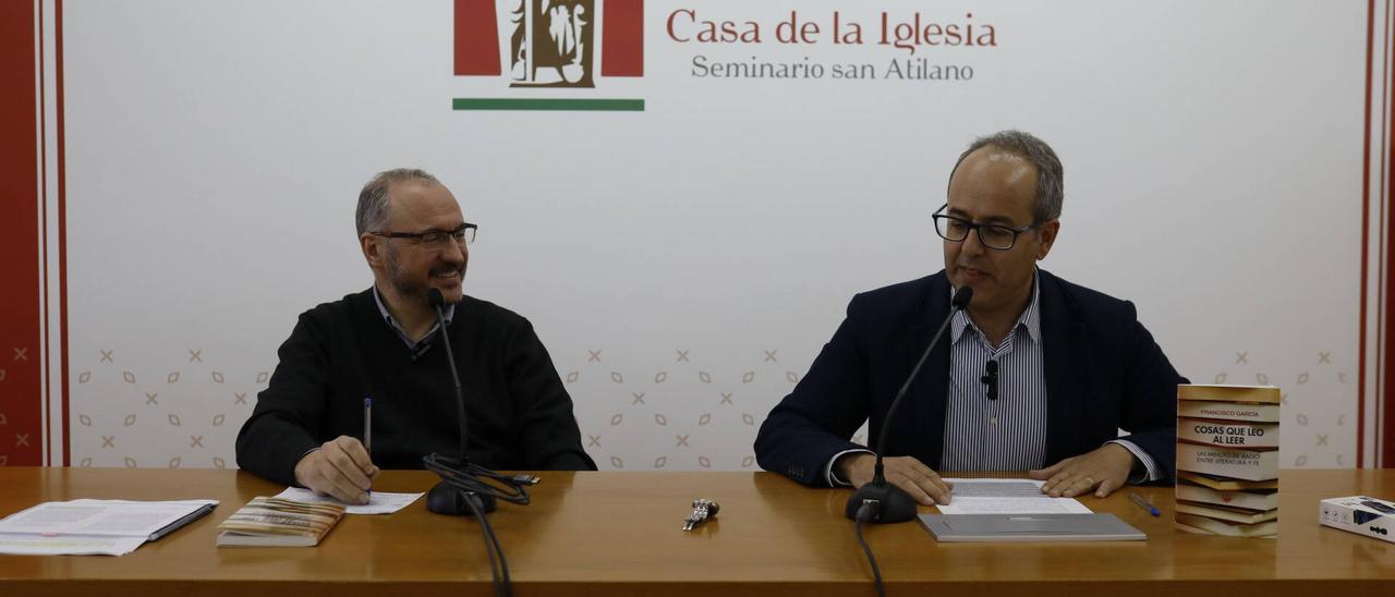 El autor, Francisco García, a la izquierda, conversa Juan Carlos López, el delegado diocesano de Medios de comunicación.