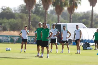 El primer día del nuevo Córdoba CF: fútbol, ilusión y reencuentros en la vuelta al trabajo
