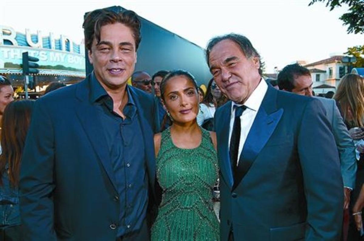 Stone, a la dreta, amb Benicio del Toro i Salma Hayek, durant l’estrena de ’Salvajes’ a Los Angeles.