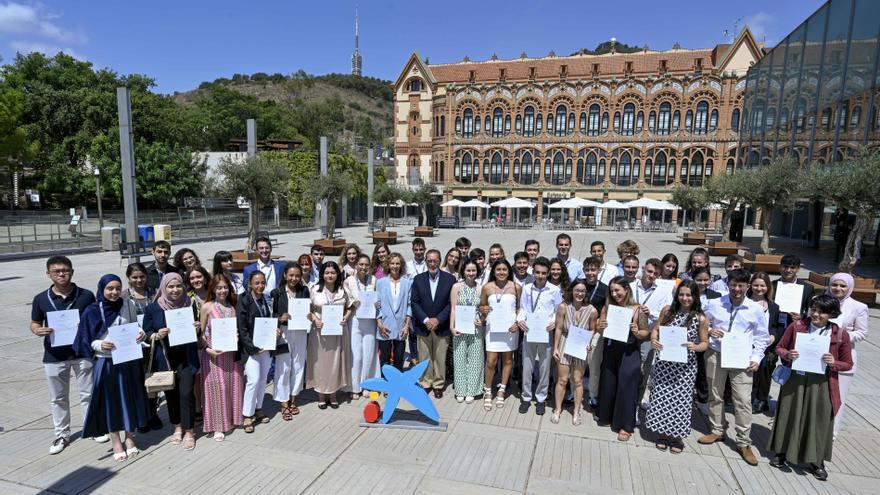 La Caixa beca a tres estudiantes de Alicante con escasos recursos por su excelencia académica