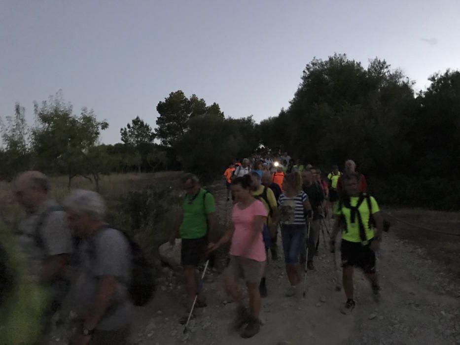 Excursionistas de Mallorca disfrutan de la salida del sol en es Pagos