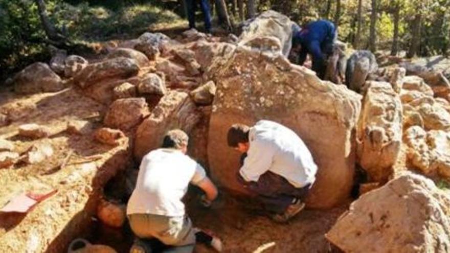 Treballs de restauració del dolmen del Puig Rodó de Moià.