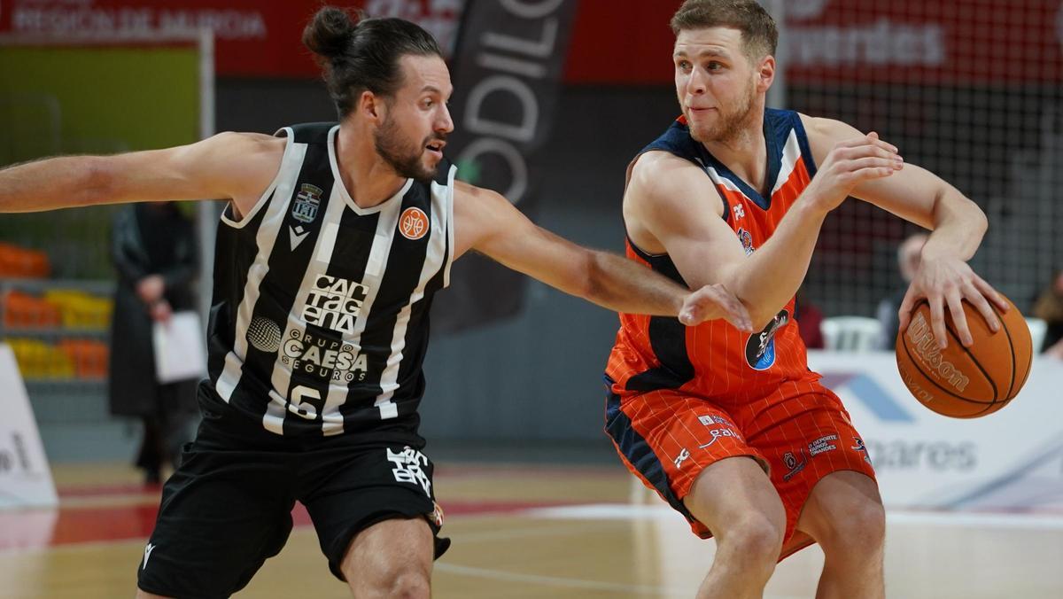 Paul Jorgensen mueve el balón ante la presión de Alberto Martín.