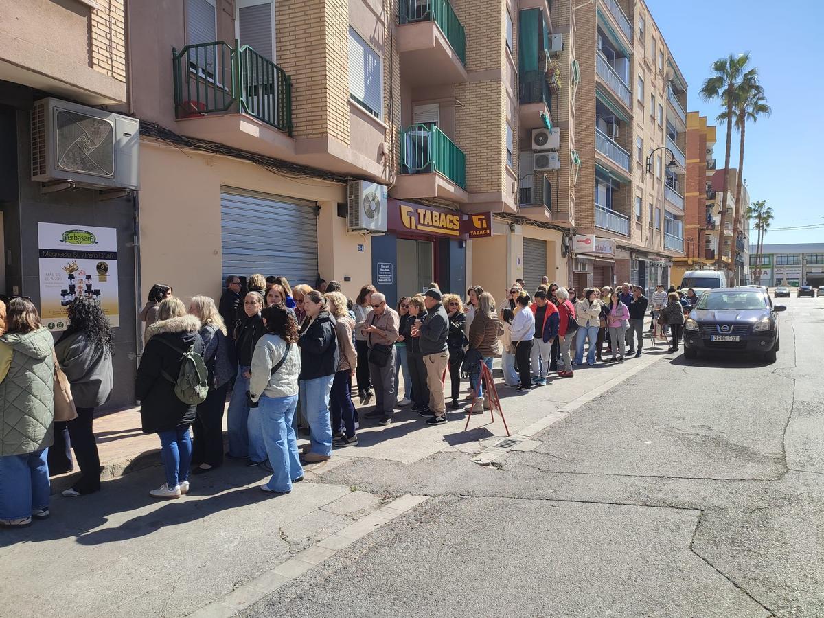Cola en Museros para entrar a un negocio local.