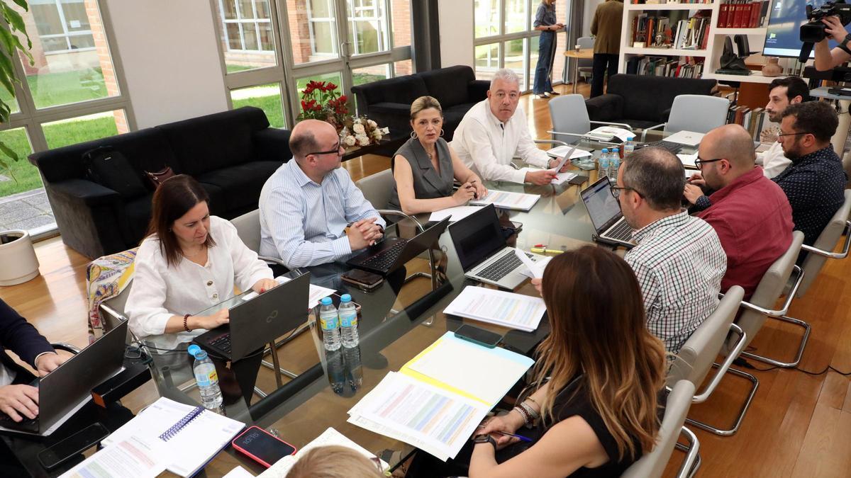 La consellera Carmen Ortí y los principales cargos de Educación, reunidos este viernes para abordar la huelga de docentes.