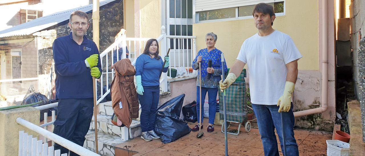 Los propietarios de la casa de Teis, tras recuperarla una vez la Policía desalojó a los okupas.