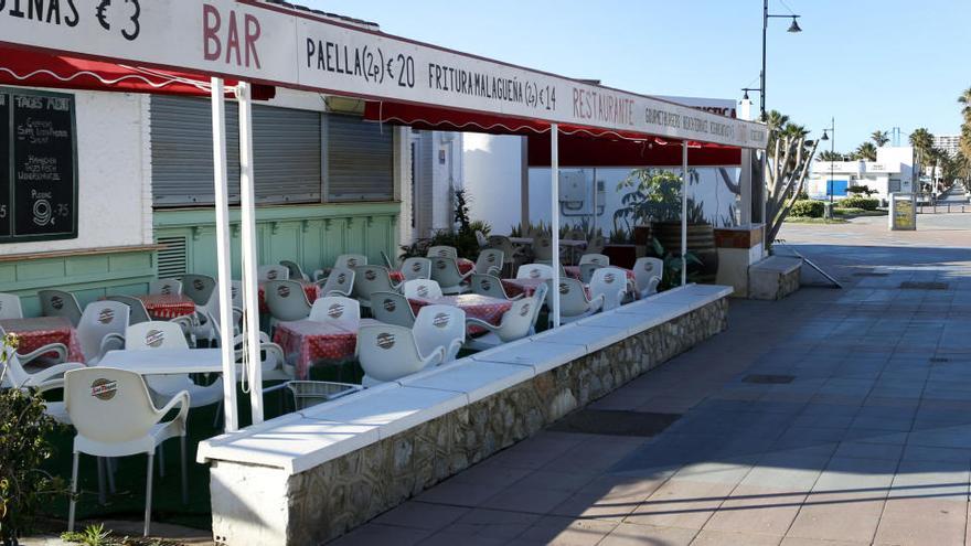 La terraza de un restaurante cerrado en Torremolinos (Málaga).