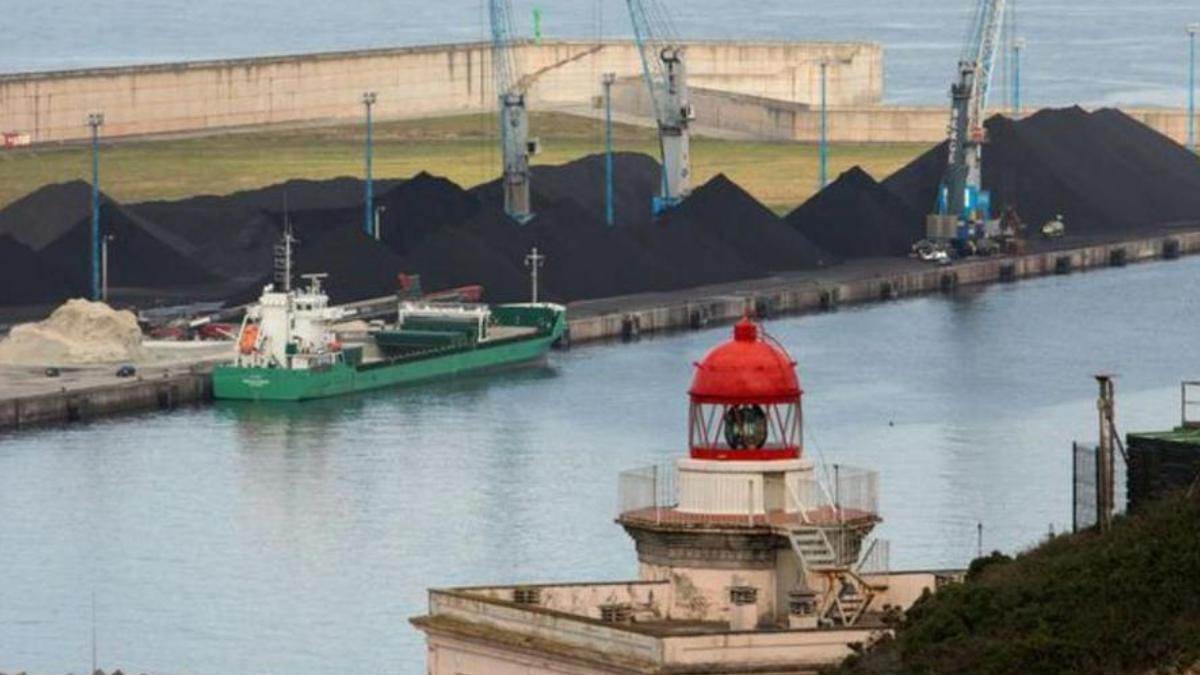 Carbón apilado en uno de los muelles del puerto de Gijón. Juan Plaza