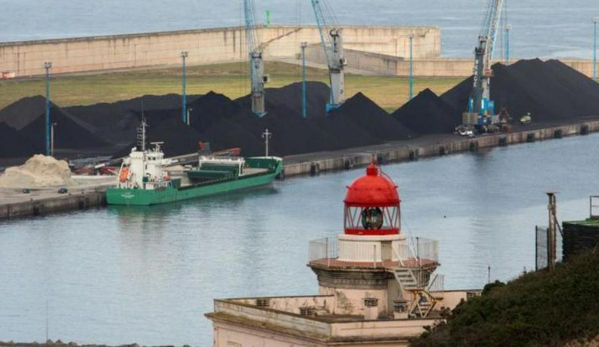 Carbón apilado en uno de los muelles del puerto de Gijón. Juan Plaza