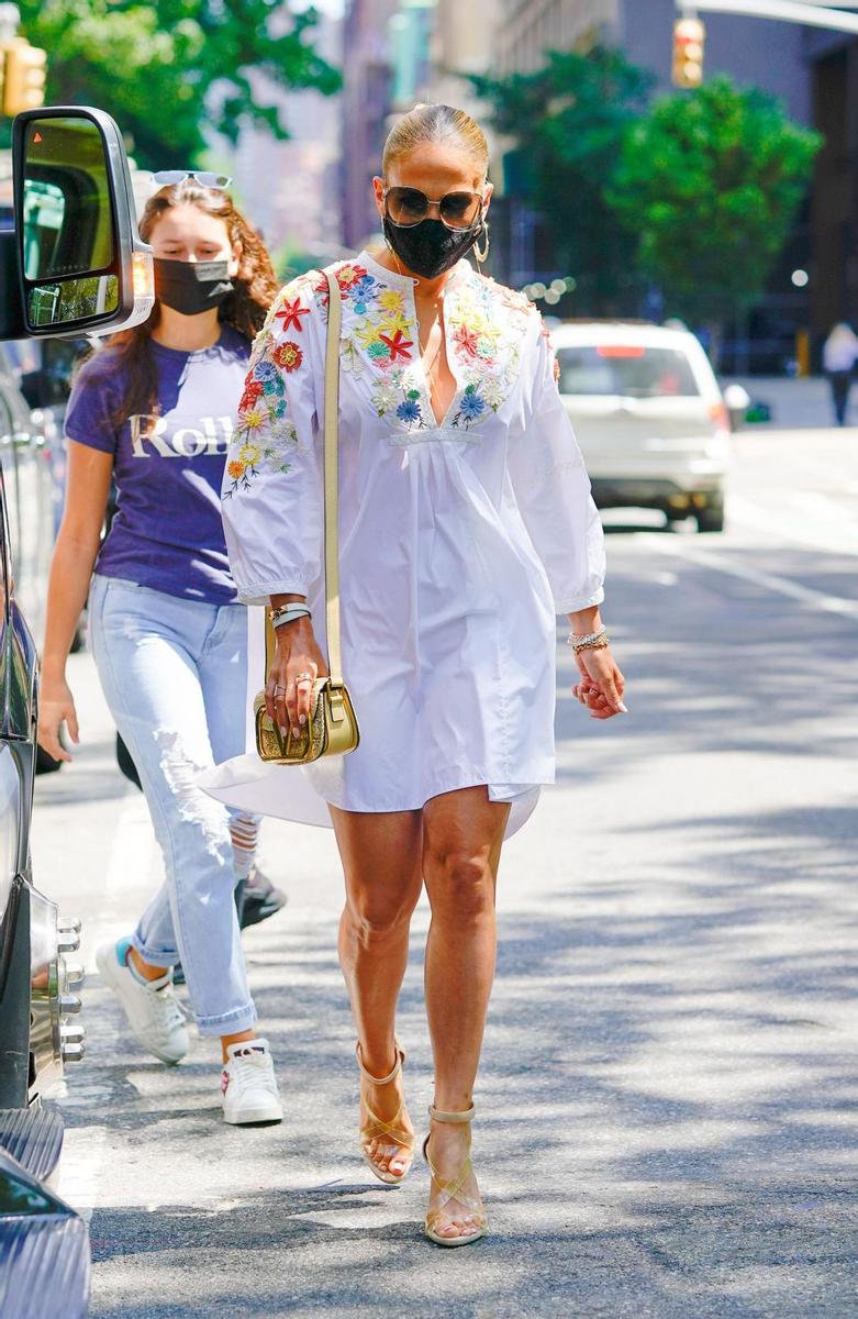 Jennifer Lopez con minivestido blanco bordado