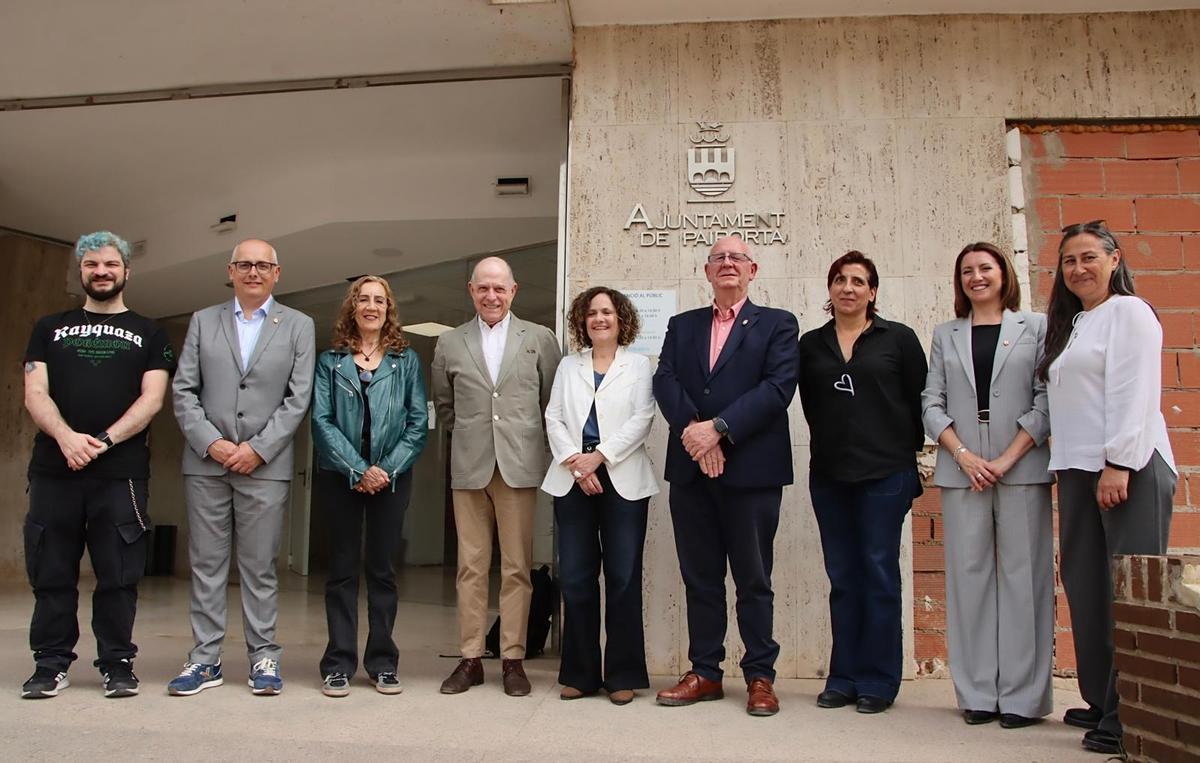 El alcalde, Vicent Císcar, con la consellera, Sonia Hernández, y la corporación municipal.