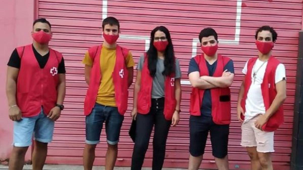 Un equipo de 6 informadores de la Creu Roja trata de sensibilizar a los jóvenes de Badalona sobre los riesgos de la covid-19.