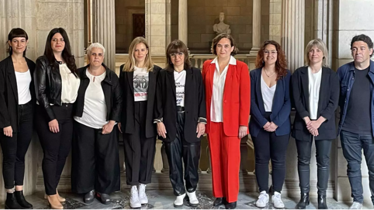 Presentación del departamento de atención y prevención de los abusos en el sector audiovisual y las artes escénicas, con la alcaldesa Ada Colau y la presidenta de la Acadèmia del Cinema Judith Colell, en el centro.