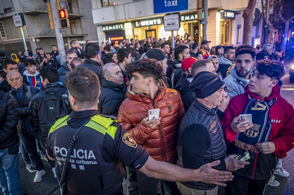 Quejas vecinales por molestias y aglomeraciones los días de partido en el Camp Nou y por el futuro proyecto del Espacio Barça