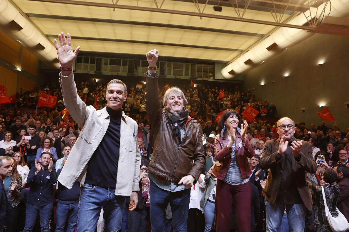 Pedro Sánchez junto al candidato del PSOE a la Presidencia de la Junta, Carlos Martínez, y la ministra de Igualdad, Ana Redondo, saludan durante el acto de Soria.