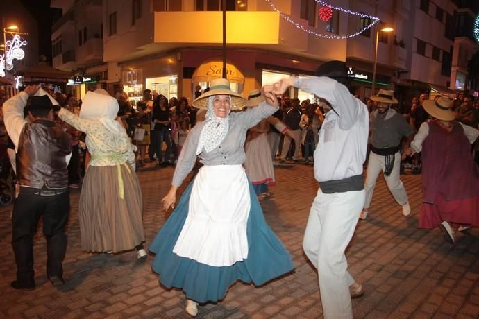 Las primeras luces de Navidad iluminan Arrecife