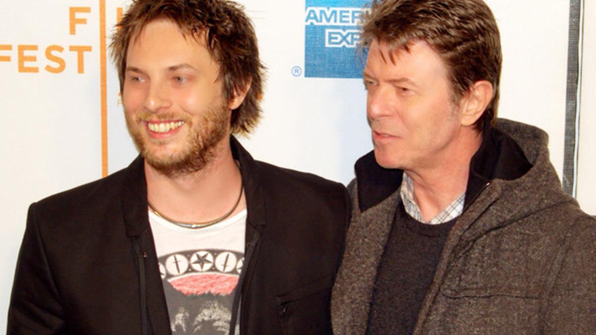 David Bowie (derecha) y su hijo, el director de cine Duncan Jones.
