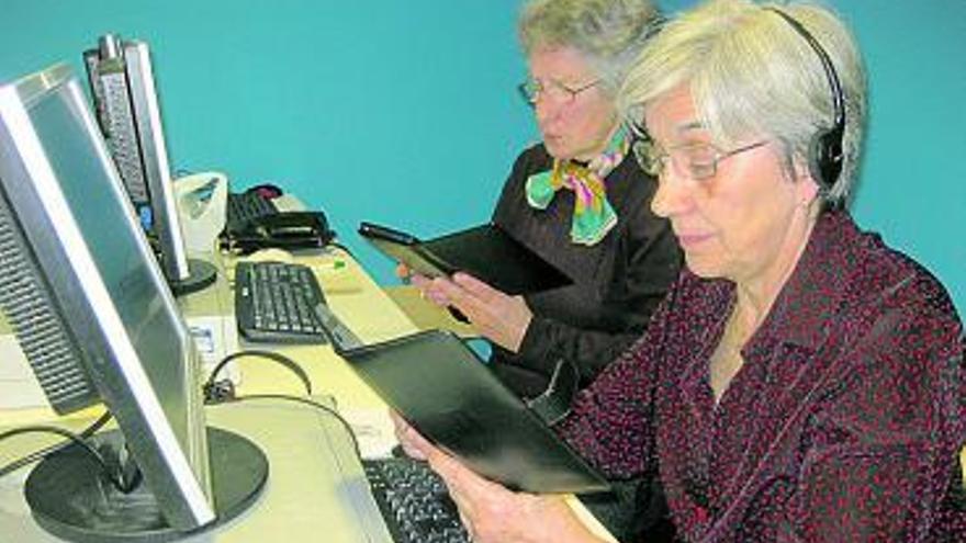 Dos mujeres en el curso, en Candás.