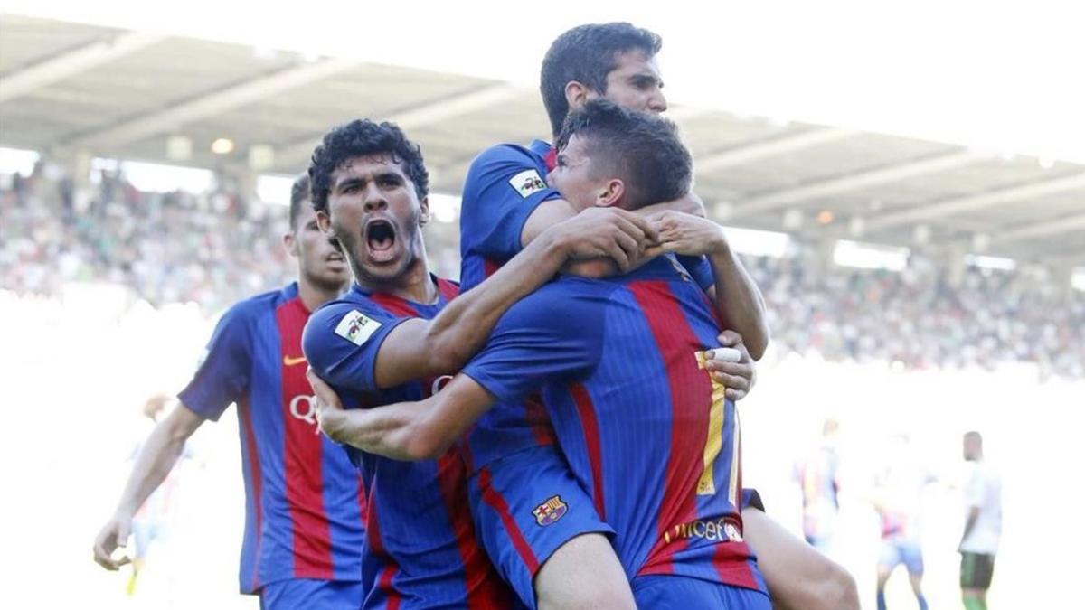 Los jugadores del Barça B felicitan a Marc Cardona en el Nuevo Sardinero.