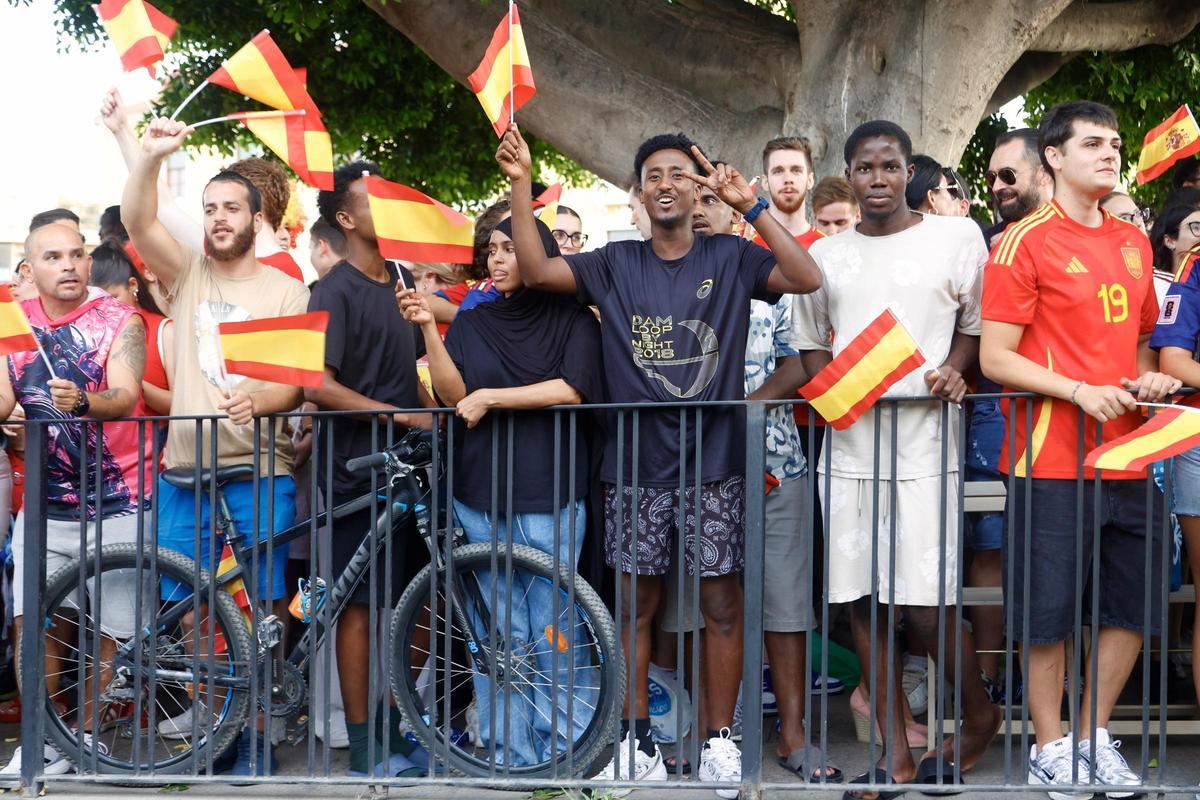 Las mejores imágenes de la afición española en la avenida Teniente Flomesta Las mejores imágenes de la afición española en la avenida Teniente Flomesta