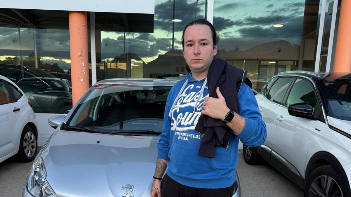 Montañés, frente a su coche, a mediados de noviembre.