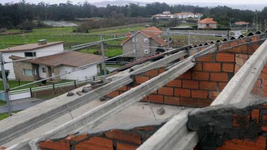 Gran parte del tejado del colegio ya ha sido retirado.  // Noé Parga