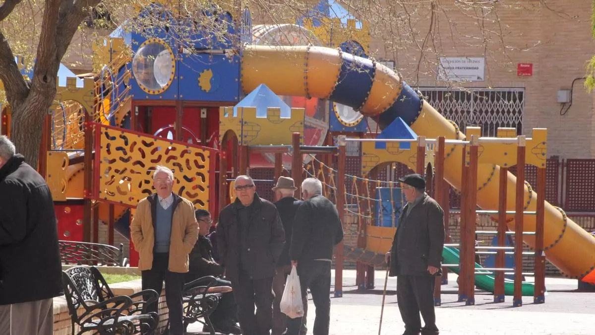 El parque de la Nueva Fraternidad de Elda acogerá zonas de juegos infantiles, calistenia y tirolina