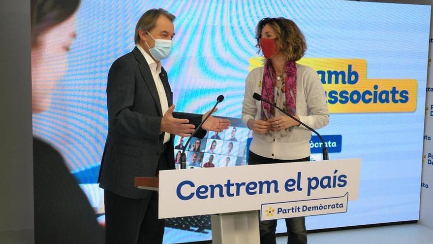 L&#039;expresident de la Generalitat, Artur Mas, i la candidata, Àngels Chacón, en una imatge d&#039;arxiu