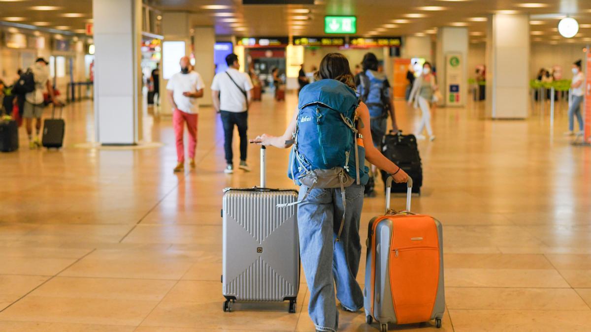 Una turista en un aeropuerto.